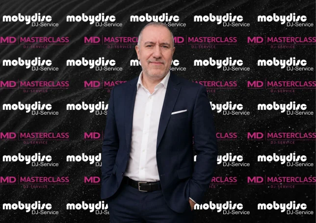 Professioneller Mobydisc DJ im Business-Outfit vor gebrandeter Eventkulisse