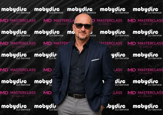 Professioneller Hochzeits-DJ von Mobydisc DJ-Service im eleganten Event-Outfit