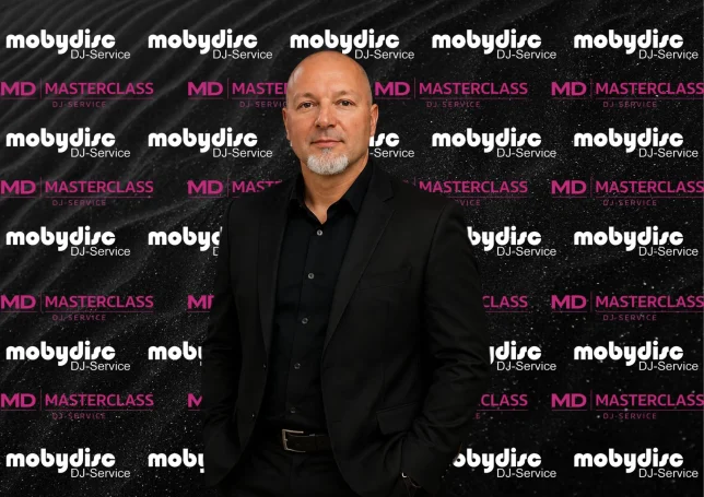 Professioneller Premium-DJ von Mobydisc DJ-Service im eleganten schwarzen Anzug