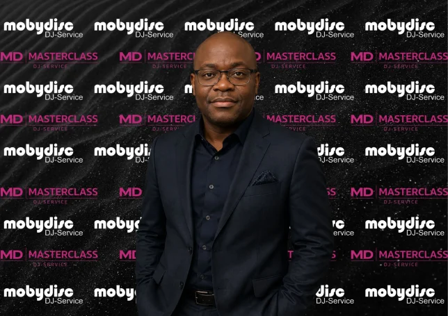 Premium Event-DJ von Mobydisc DJ-Service im eleganten Business-Anzug
